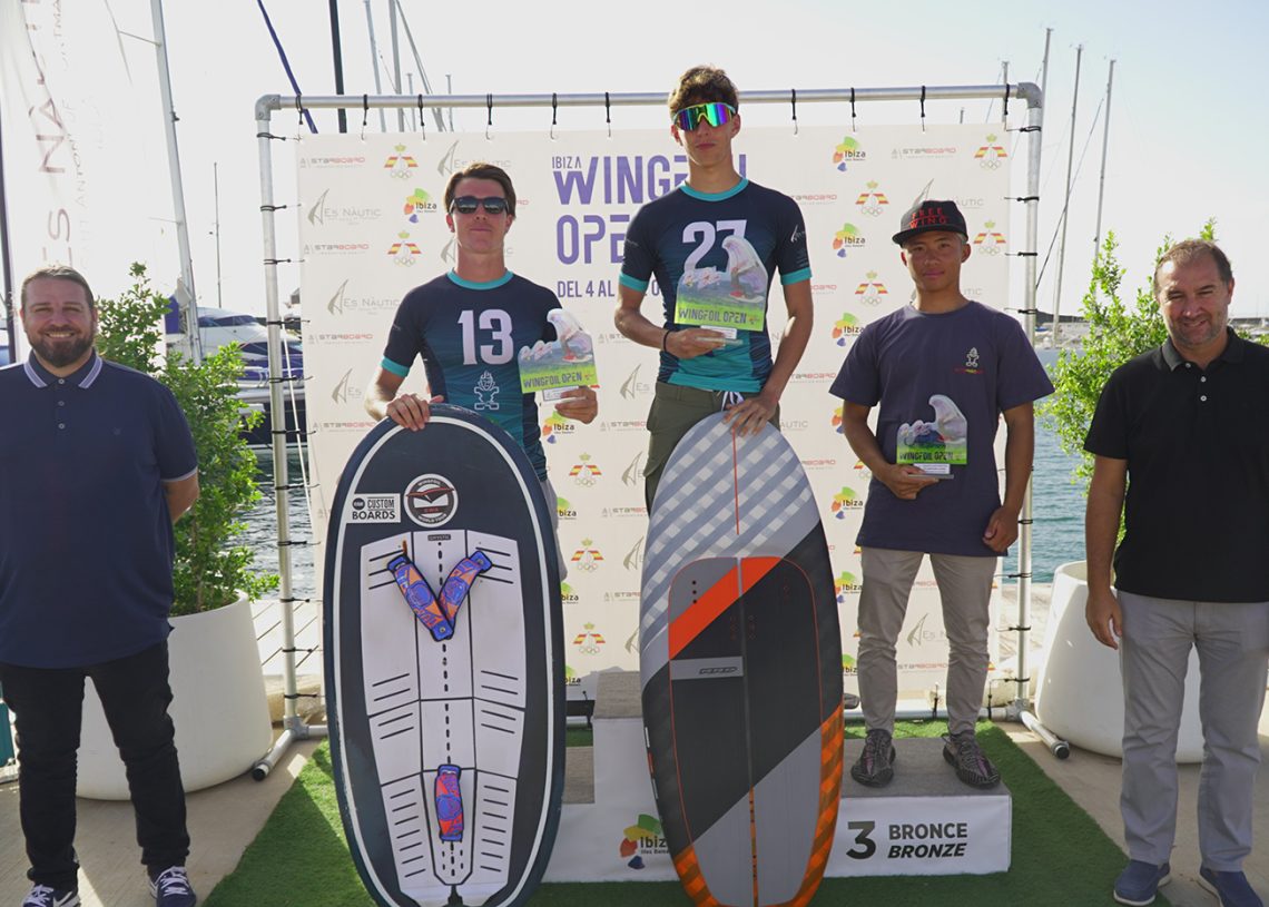 Los campeones absolutos del IWO 2024: 1º Martín Tieles, 2º Simón Codoñer y 3º Quan Adriano Cardi