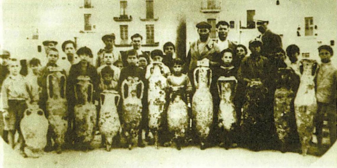 Fotografía de los años 1930-34, tomada por un extranjero anónimo en el muelle de los pescadores de Ibiza. Fuente: EEIF sv. "àmfora" (en línea 2025)