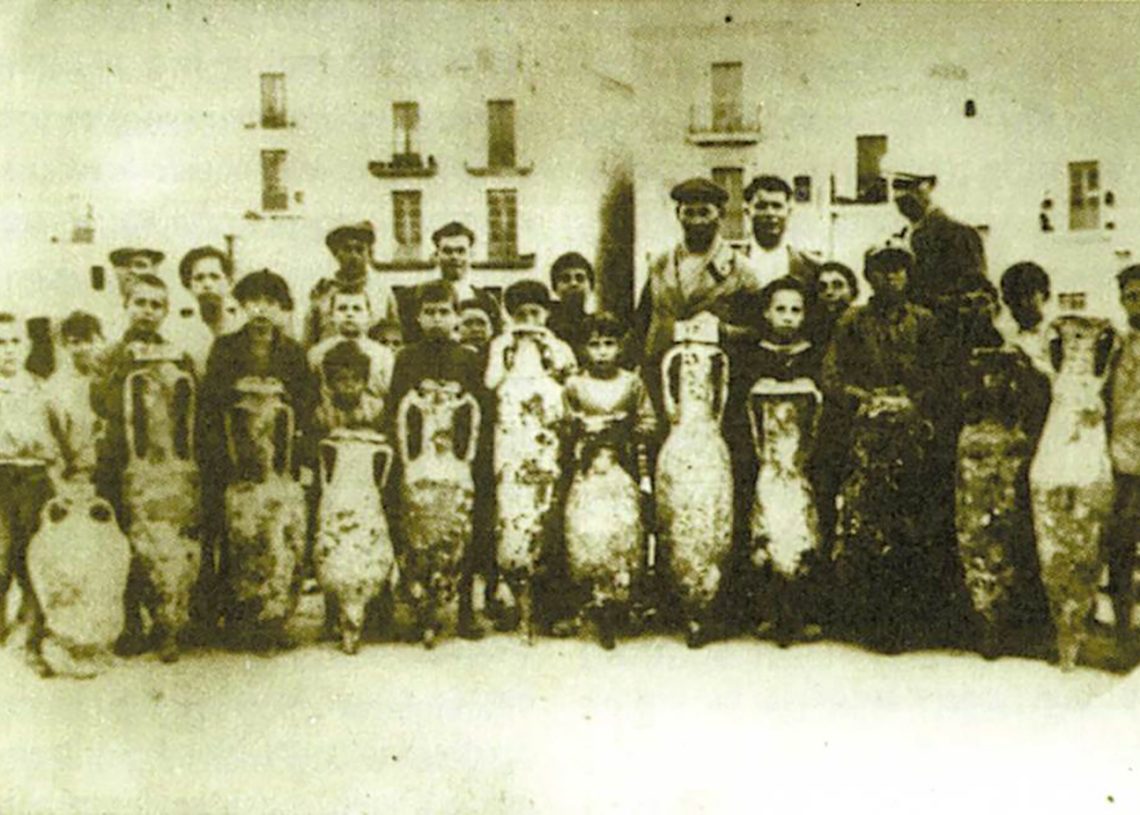 Fotografía de los años 1930-34, tomada por un extranjero anónimo en el muelle de los pescadores de Ibiza. Fuente: EEIF sv. "àmfora" (en línea 2025)