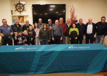 Los pescadores participantes en la tertulia, con varios compañeros y miembros de la Junta Directiva, al final del acto. Foto: Pedro Selles